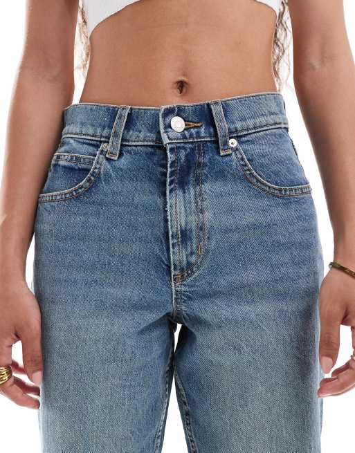 ASOS DESIGN Petite – Bequeme Jeans mit geradem Schnitt und Stretchanteil in Mittelblau, 5 von 5