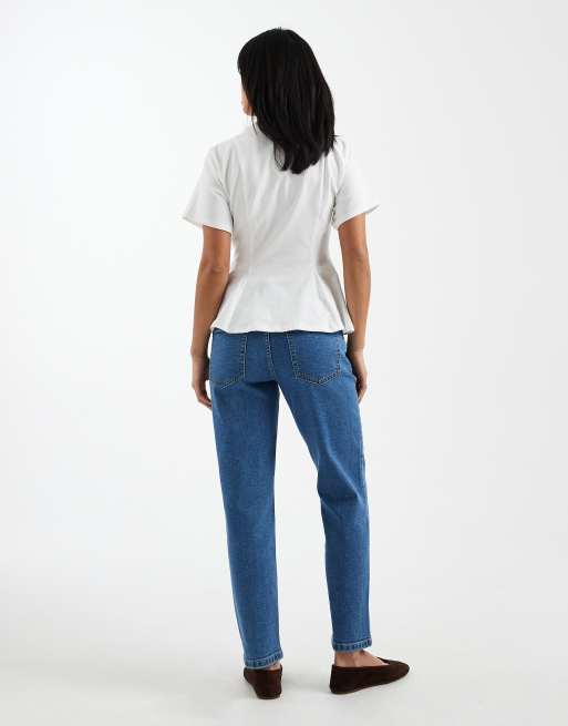 ASOS DESIGN Petite – Bequeme Mom-Jeans in klarem Blau mit schmalem Schnitt, 2 von 5
