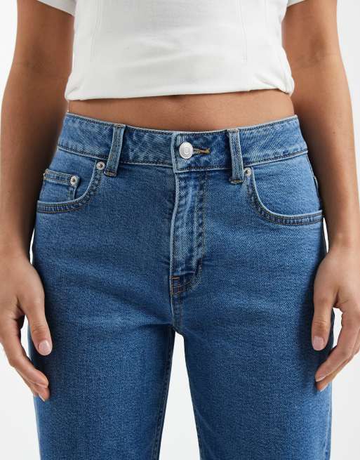 ASOS DESIGN Petite – Bequeme Mom-Jeans in klarem Blau mit schmalem Schnitt, 5 von 5