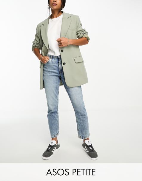 ASOS DESIGN Petite – Bequeme Mom-Jeans in Mittelblau mit schmalem Schnitt - view 1
