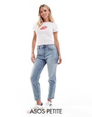 ASOS DESIGN Petite - Bequeme Mom-Jeans in Mittelblau mit schmalem Schnitt