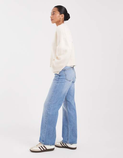 ASOS DESIGN Petite – Bequeme Stretch-Jeans in hellem Mittelblau mit geradem Schnitt, 3 von 5