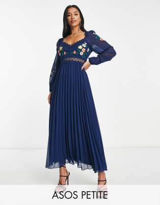 ASOS DESIGN Petite - Besticktes, plissiertes, langärmliges Midikleid mit Spitzeneinsatz in Marineblau