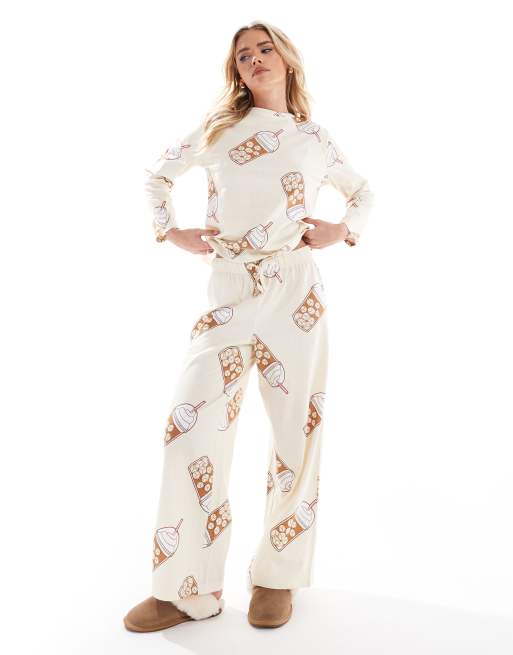 ASOS DESIGN Petite – Beżowa piżama we wzór w mrożone kawy z topem z długim rękawem i spodniami