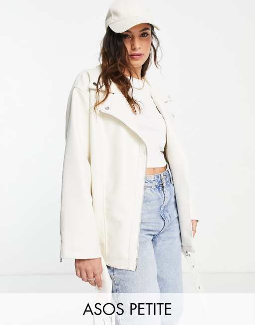 ASOS DESIGN Petite – Biała kurtka oversize typu biker o wydłużonym fasonie z imitacji skóry