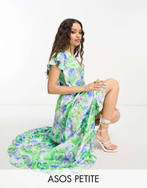 ASOS DESIGN Petite – Biała satynowa kopertowa sukienka maxi z falbankami w kwiatowy wzór