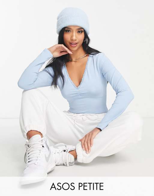 ASOS DESIGN Petite – Białe body z długim rękawem i dekoltem w szpic wykończonym koronką