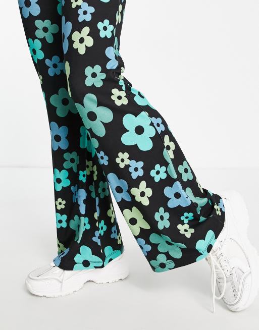ASOS DESIGN Petite – Blå blommiga byxor i utsvängd design, 3 av 4