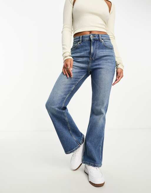 ASOS DESIGN Petite - Blå jeans med svaj og mellemhøj talje, 4 af 5
