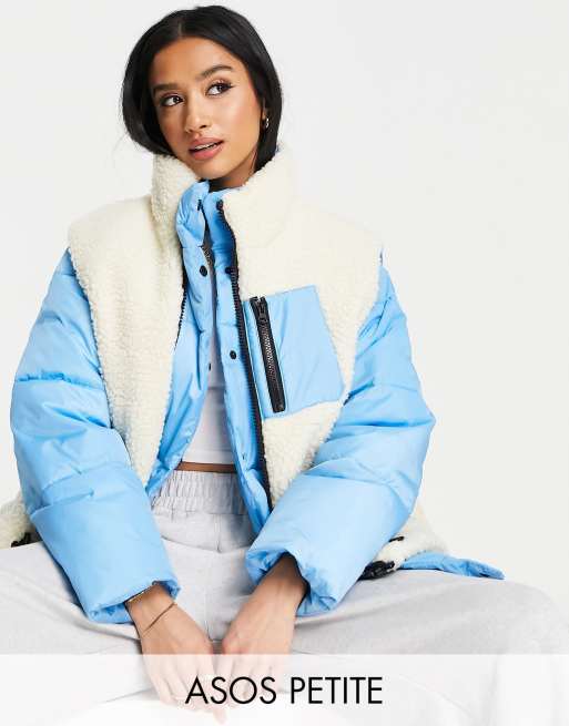 ASOS DESIGN Petite – Blå och gräddvit pufferjacka med avtagbar teddyväst