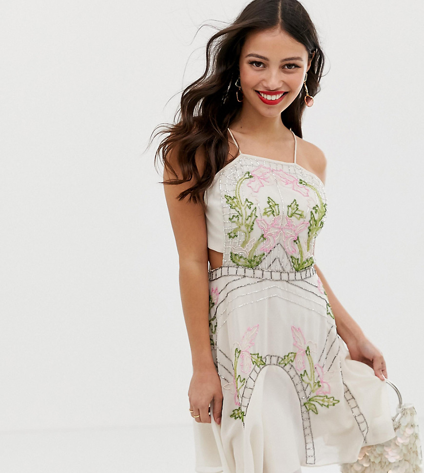 ASOS DESIGN Petite – Blommig miniklänning med paljetter och klockad kjol-Gräddvit