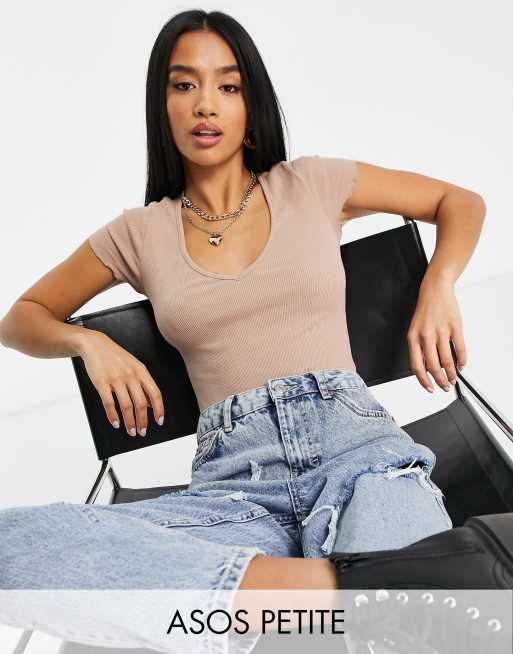 ASOS DESIGN Petite - Body con scollo a V e bordi smerlati color sabbia
