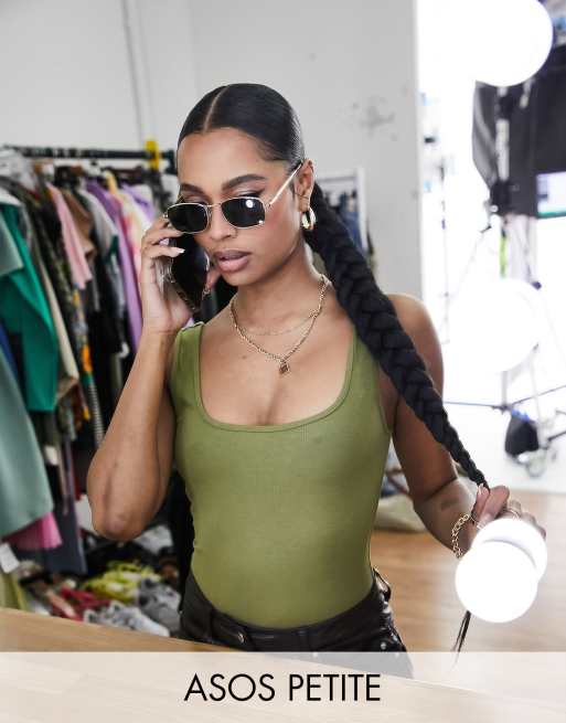 ASOS DESIGN Petite – Body im Trägertop-Design in Khaki mit U-Ausschnitt