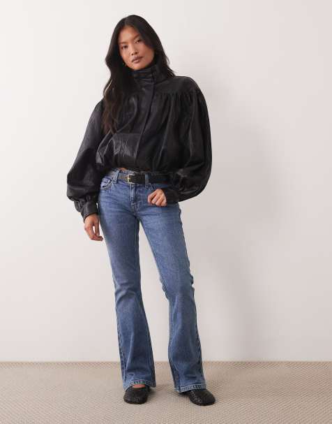 ASOS DESIGN Petite bootcut flared jeans in middenblauw - view 1