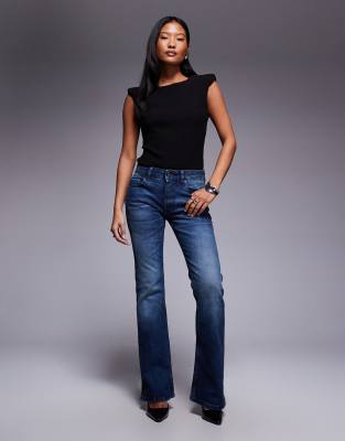 ASOS DESIGN Petite - Bootcut-Jeans in dunkler mittlerer Waschung-Blau