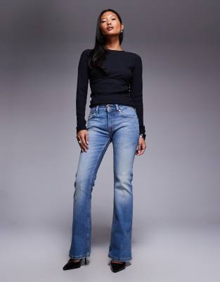 ASOS DESIGN Petite - Bootcut-Jeans in mittlerer Waschung-Blau