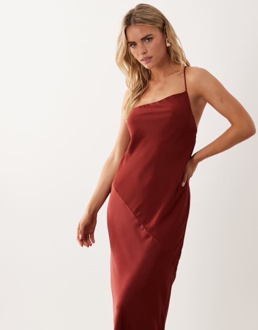 ASOS DESIGN Petite - Bordeauxrød maxikjole i hybriddesign med paneler i satin og camistropper, 3 af 4