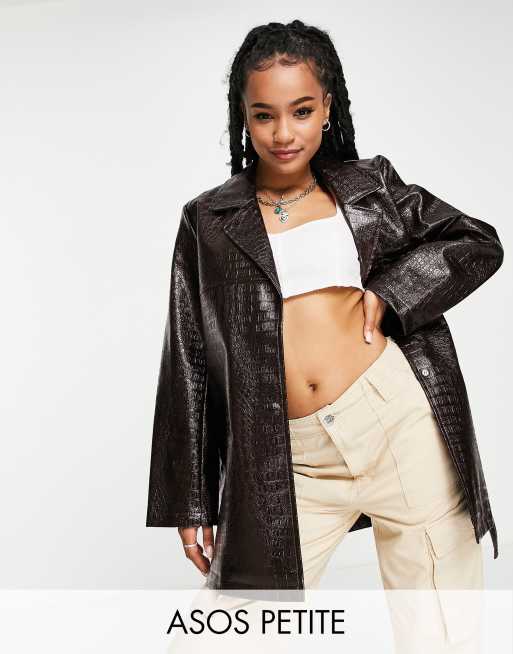 ASOS DESIGN Petite – Brązowa kurtka mum fit z imitacji skóry krokodyla z paskiem
