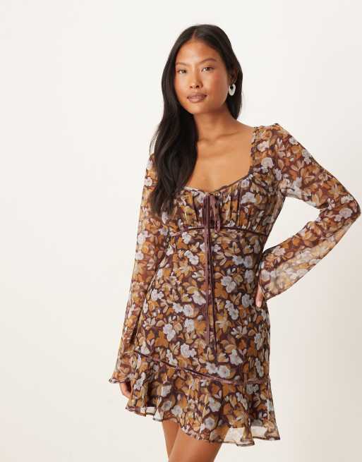 ASOS DESIGN Petite – Brązowa marszczona na biuście sukienka mini z długimi rękawami w kwiatowy wzór