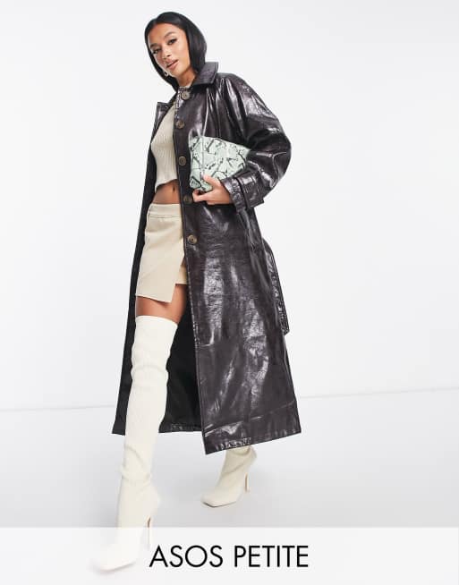 ASOS DESIGN Petite – Brązowy trencz z winylu o fakturze imitującej pęknięcia