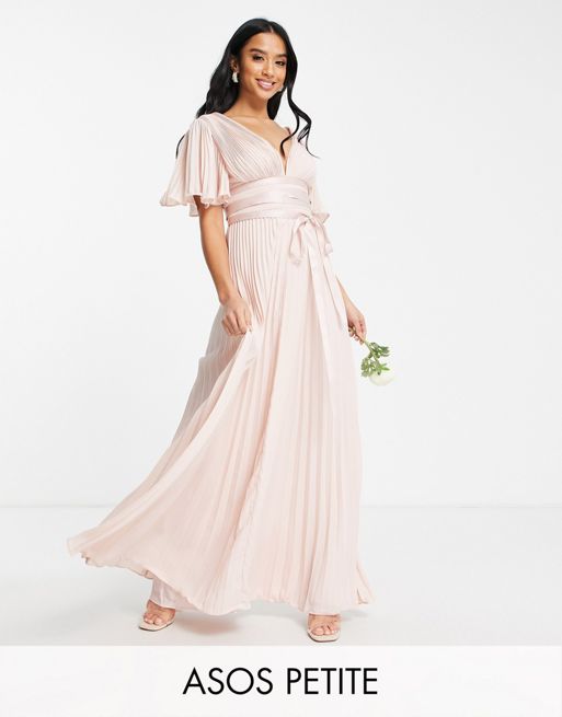 ASOS DESIGN Petite Bridesmaid – Pudroworóżowa plisowana sukienka maxi z  rozszerzanymi rękawkami i satynowym wiązaniem w talii | ASOS
