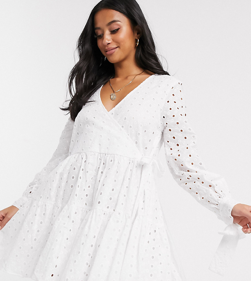 Asos Petite - Asos design petite - broderie gelaagde mini-jurk met a-lijn en overslag in wit