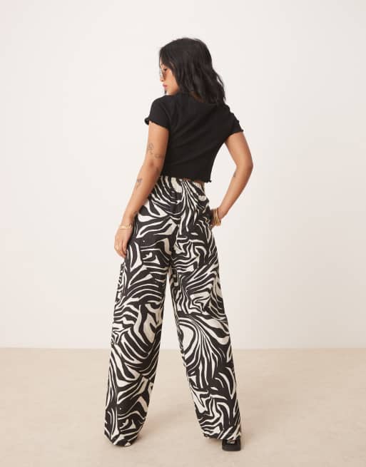 ASOS DESIGN Petite - Broek met linnenlook en elastische taille in gesplitste zebraprint , 2 van 5