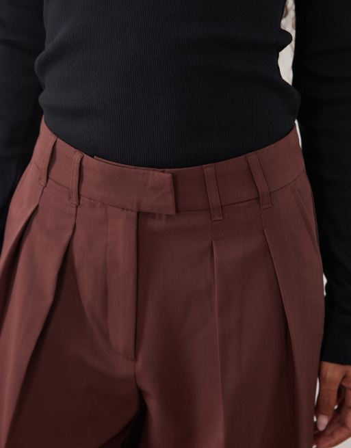 ASOS DESIGN Petite broek met wijde pijpen en plooidetail in donkerbruin, 5 van 5
