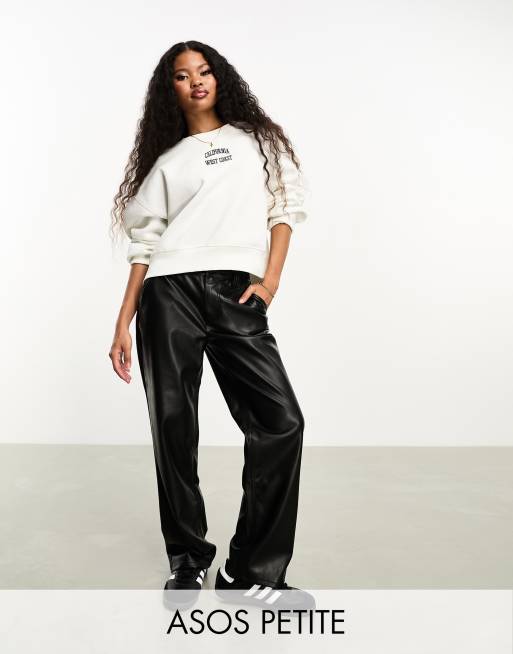 ASOS DESIGN Petite Broek van imitatieleer met rechte pijpen in zwart