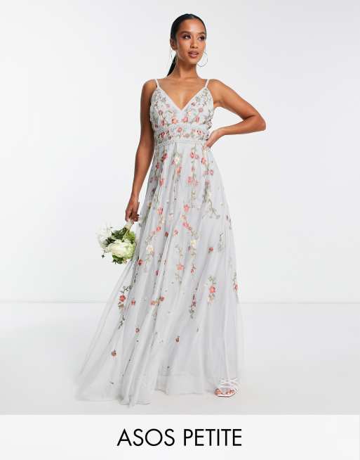 ASOS DESIGN Petite - Bruidsmeisjes - Geborduurde maxi-jurk met cami bandjes en siersteentjes in zachtblauw met bloemenprint