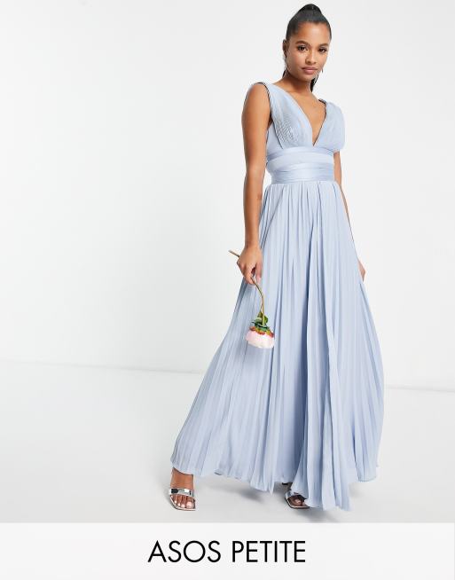ASOS DESIGN Petite - Bruidsmeisjes - Geplooide maxi-jurk met camibandjes en satijnen overslag in de taille in blauw