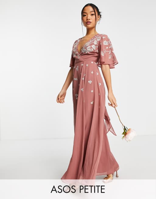 ASOS DESIGN Petite - Bruidsmeisjes -Lange bruidsmeisjesjurk met fladdermouwen, overslag aan de taille en bloemenborduursel in dezelfde tint 
