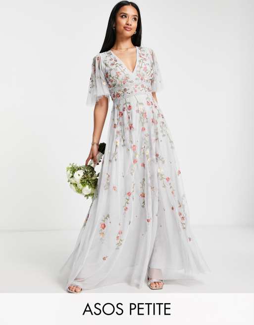 ASOS DESIGN Petite - Bruidsmeisjes - Maxi-jurk met geborduurde bloemen, fladdermouwen en siersteentjes in zachtblauw