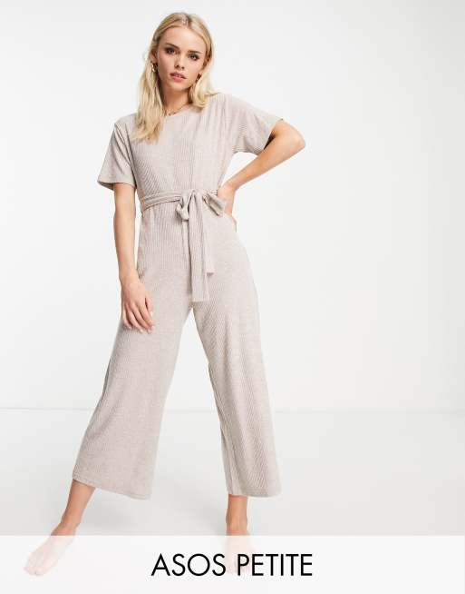 ASOS DESIGN Petite – Brun mysig jumpsuit i supermjukt ribbat material