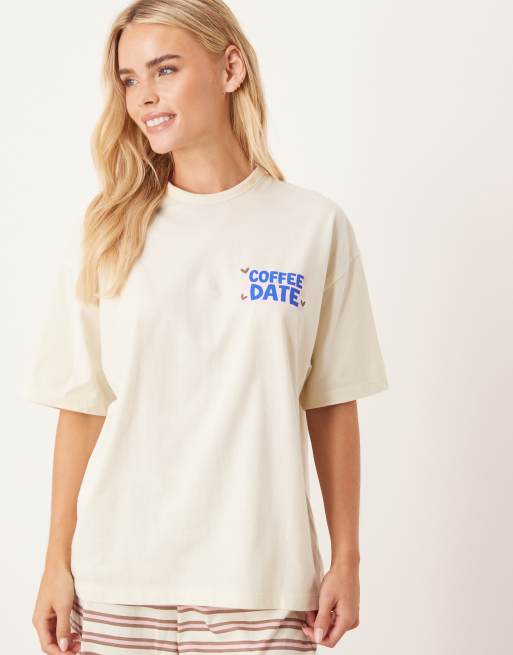 ASOS DESIGN Petite – Brun pyjamas med vida byxor & oversized t-shirt med Girly Coffee-tryck, 2 av 4