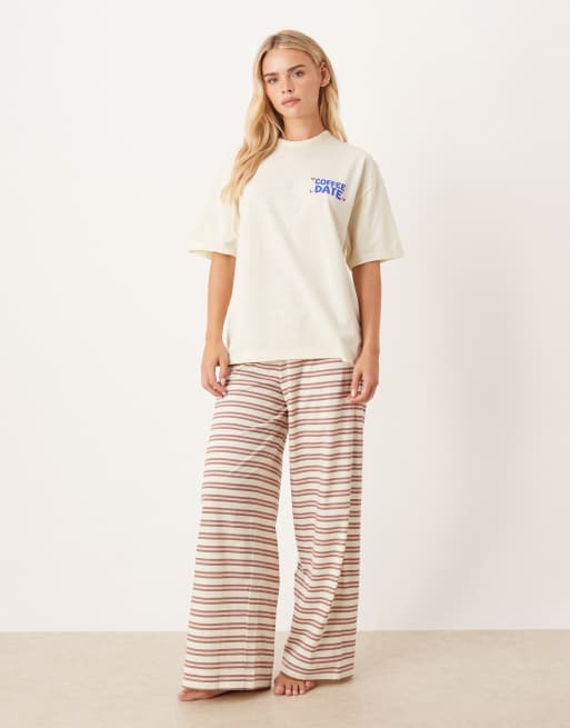 ASOS DESIGN Petite – Brun pyjamas med vida byxor & oversized t-shirt med Girly Coffee-tryck, 3 av 4