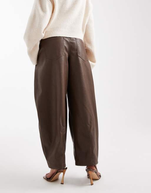 ASOS DESIGN Petite – Bruna byxor i läderimitation med barrelben och dekorativ söm, 4 av 5