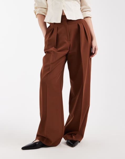 ASOS DESIGN Petite – Bruna, figursydda byxor med vida ben och plissering - view 1