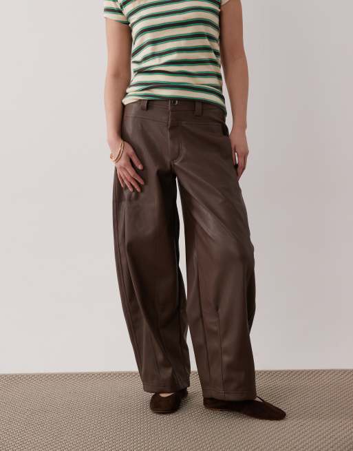 ASOS DESIGN Petite - Brune bukser med tøndeformede ben og sømdetaljer i imiteret læder, 4 af 5