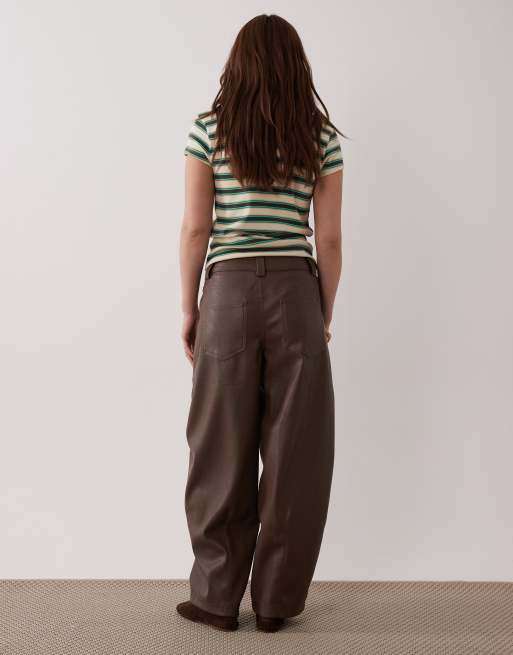 ASOS DESIGN Petite - Brune bukser med tøndeformede ben og sømdetaljer i imiteret læder, 5 af 5