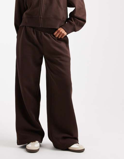 ASOS DESIGN Petite - Brushback joggingbroek met wijde pijpen in chocoladebruin, 2 van 5