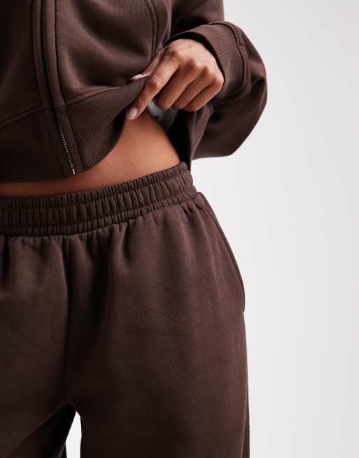 ASOS DESIGN Petite - Brushback joggingbroek met wijde pijpen in chocoladebruin, 3 van 5
