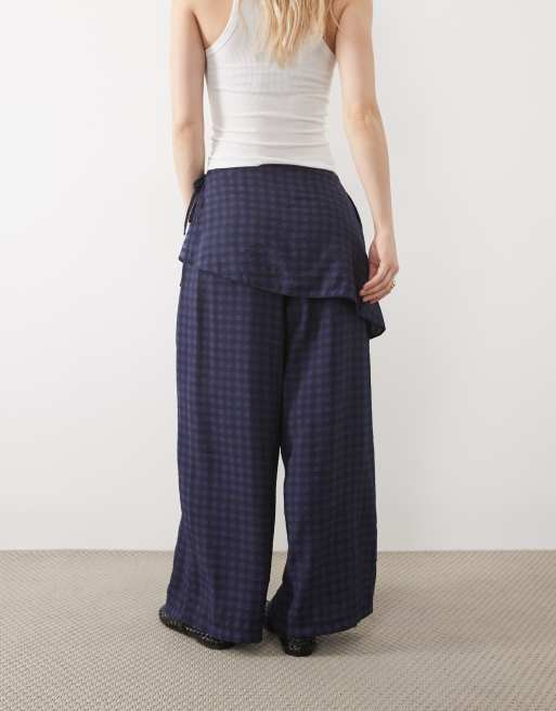ASOS DESIGN Petite bukser med lige ben og nederdeldetalje i marineblåt gingham-tern, 4 af 5