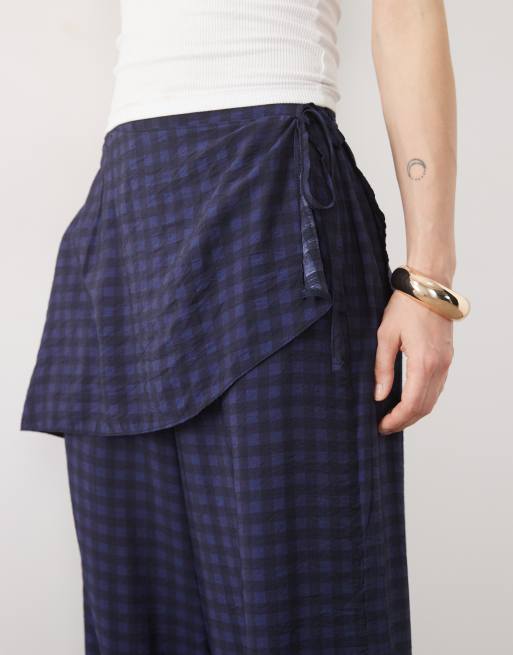 ASOS DESIGN Petite byxor med raka ben och kjoldetalj i marinblå gingham, 2 av 5