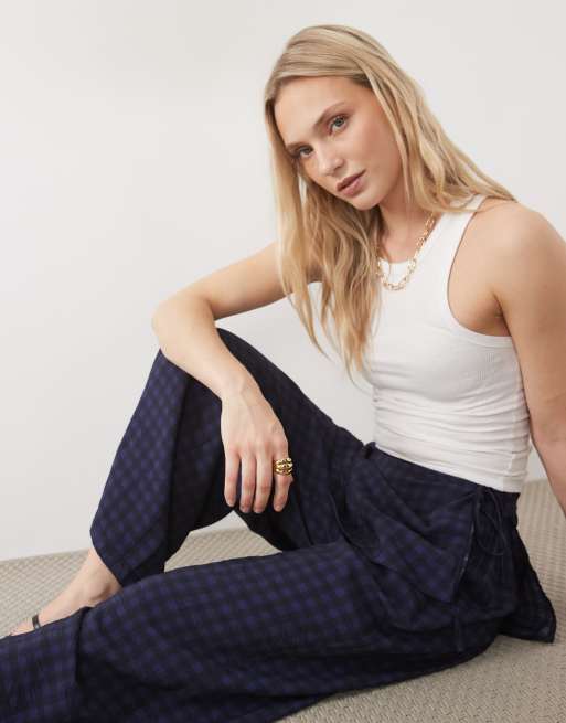 ASOS DESIGN Petite byxor med raka ben och kjoldetalj i marinblå gingham, 3 av 5