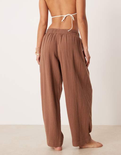 ASOS DESIGN Petite - Callie - Pantalon de plage bouffant en gaze - Moka, 2 de 5