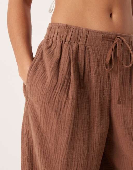 ASOS DESIGN Petite - Callie - Pantalon de plage bouffant en gaze - Moka, 3 de 5