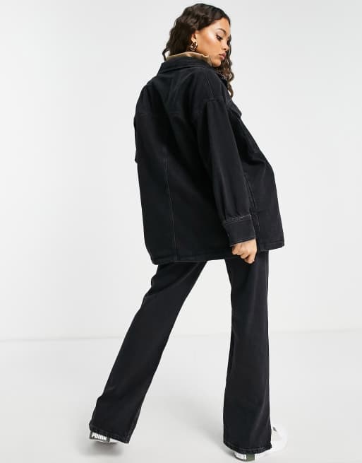 ASOS DESIGN Petite - Camicia giacca in denim oversize nero slavato con fodera in pile borg, 2 di 4