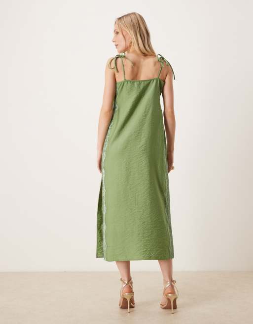 ASOS DESIGN Petite – Camisole-Maxikleid aus Satin in Grün mit Knitterstruktur, eckigem Ausschnitt und Spitzendetail, 2 von 4