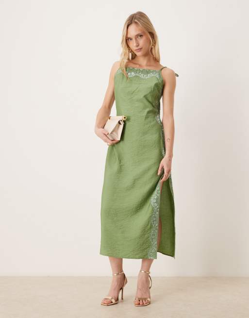 ASOS DESIGN Petite – Camisole-Maxikleid aus Satin in Grün mit Knitterstruktur, eckigem Ausschnitt und Spitzendetail, 3 von 4